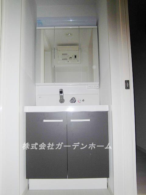 Wash basin, toilet. Local (10 May 2013) Shooting