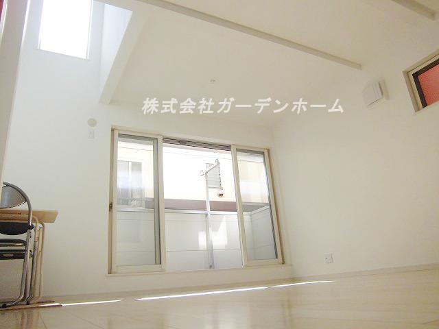 Living. Local (10 May 2013) Shooting