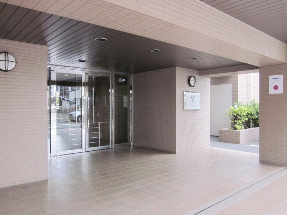 Entrance. Auto-Lock is a Mansion.