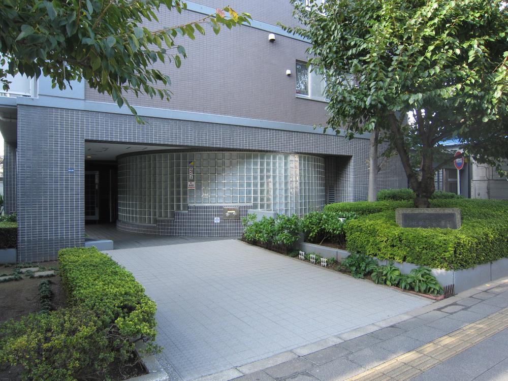 Entrance. Common areas