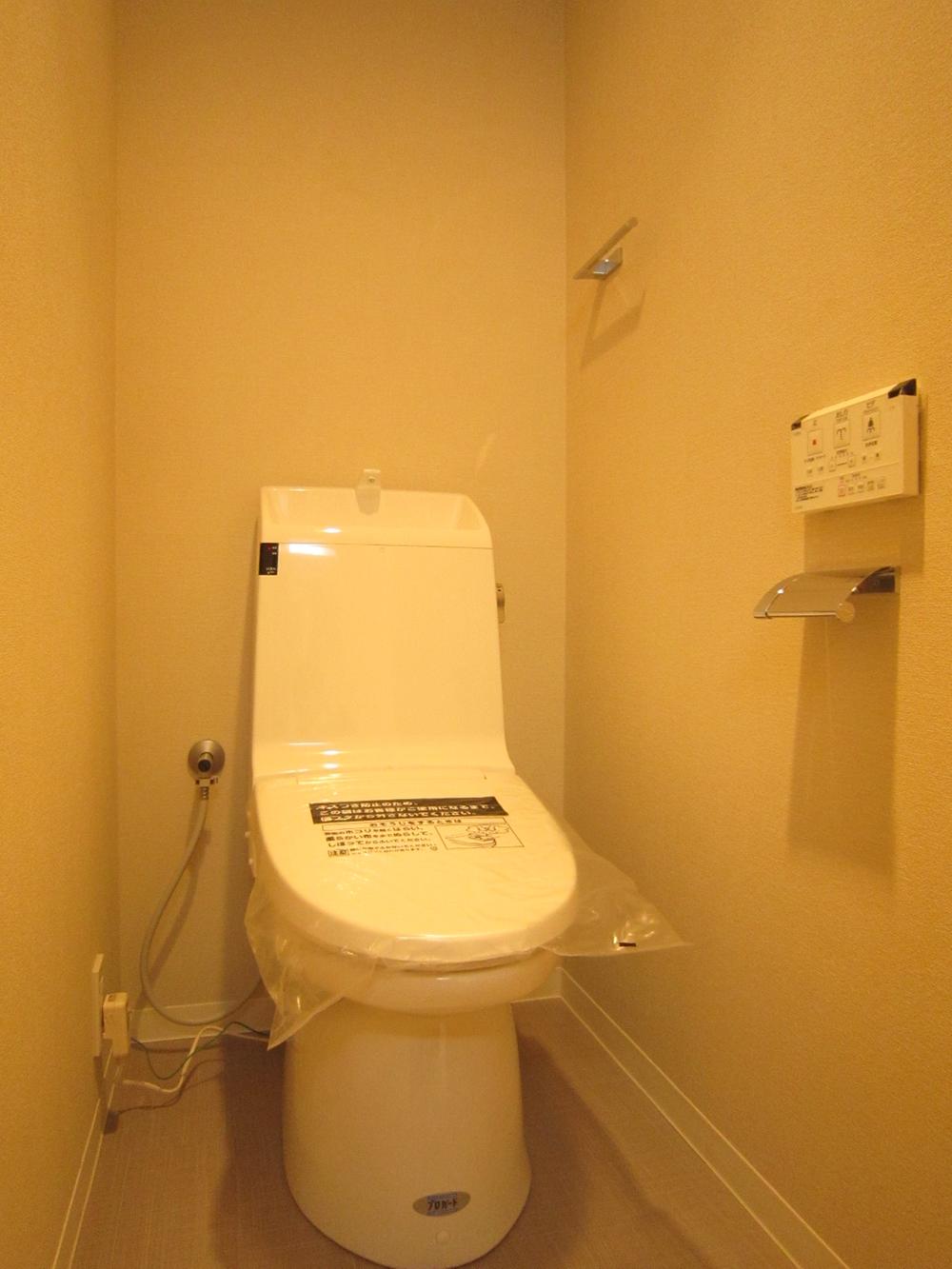 Toilet. Indoor (11 May 2013) Shooting