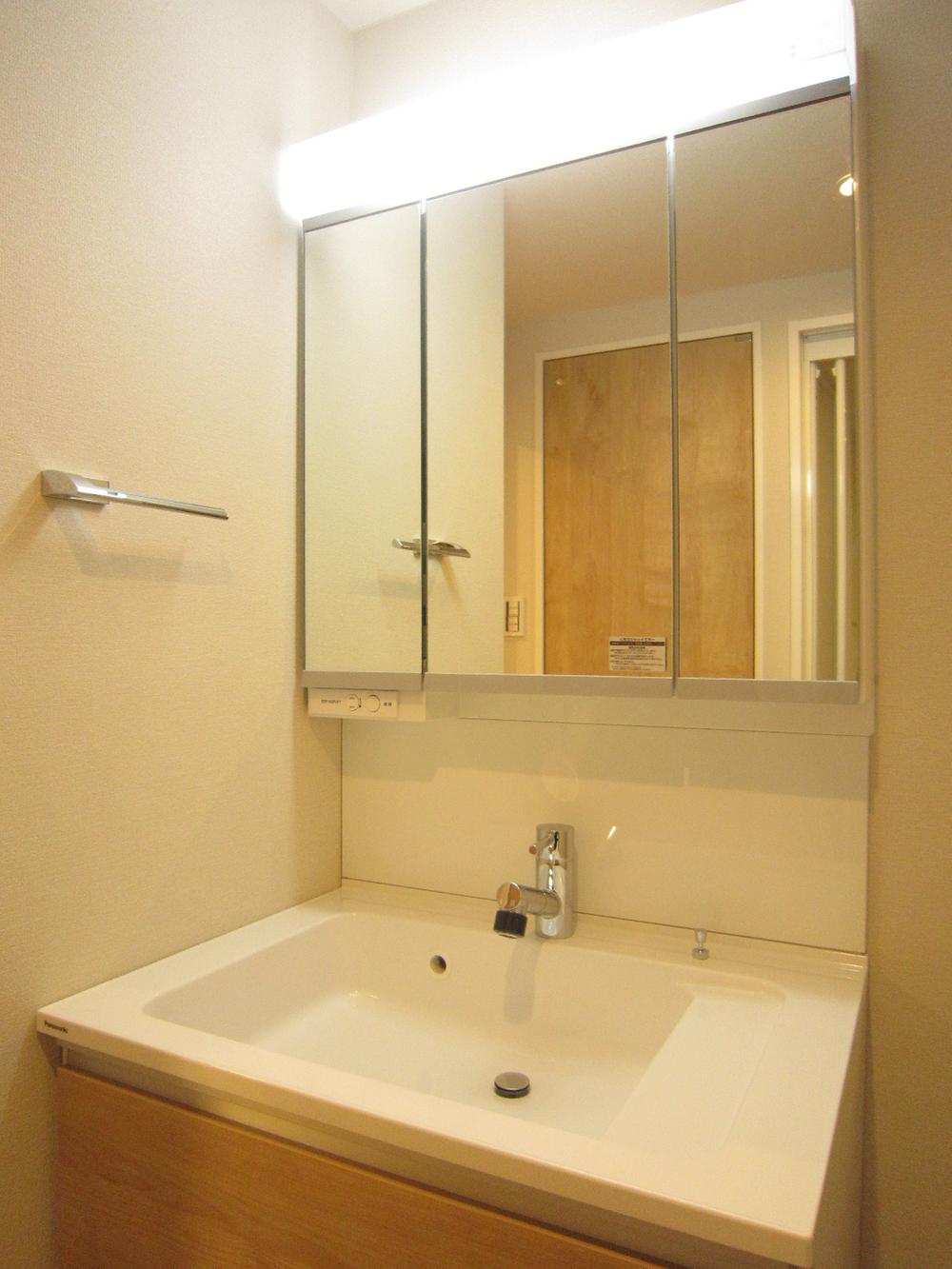 Wash basin, toilet. Indoor (11 May 2013) Shooting