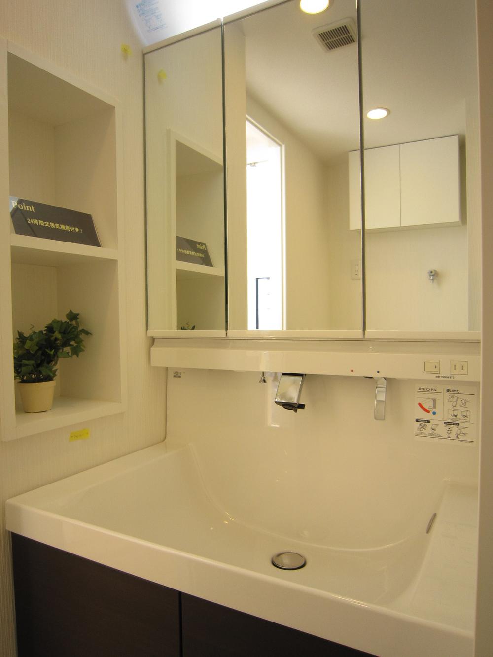 Wash basin, toilet. Indoor (12 May 2013) Shooting