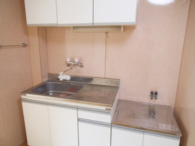 Kitchen. Two-burner gas stove is installed Allowed. 