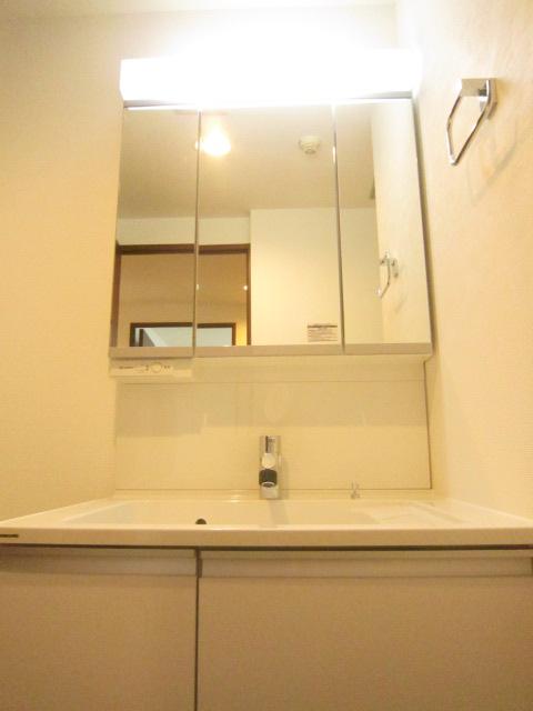 Wash basin, toilet. Indoor (10 May 2013) Shooting