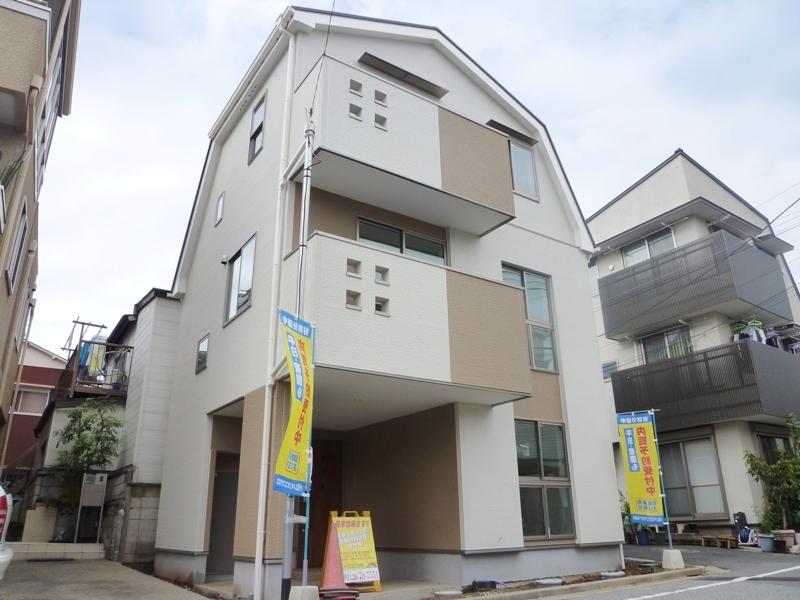 White and beige contrast friendly impression of the site (October 2013) Shooting