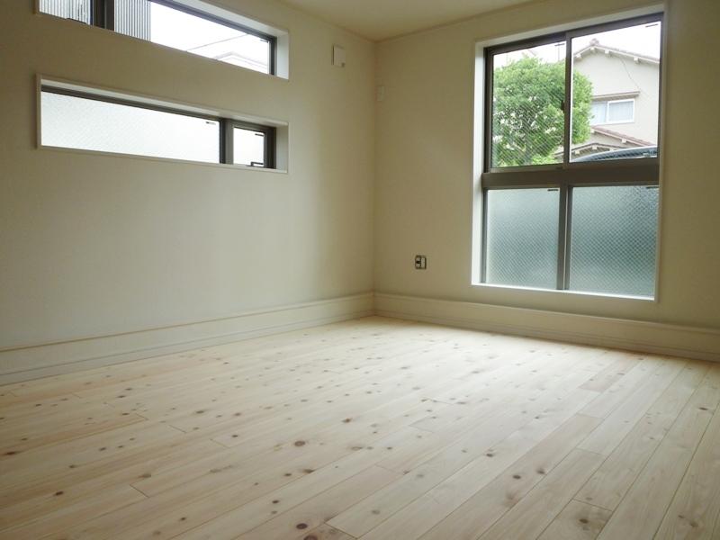 Non-living room. Placement of the window also fashionable Western-style