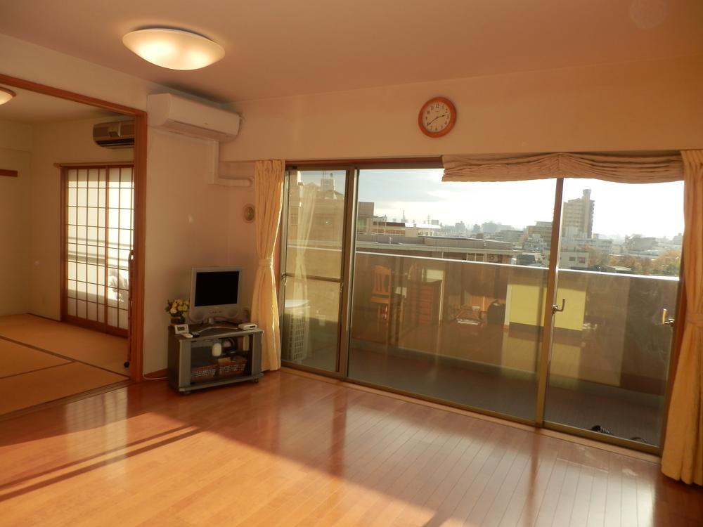 Living. Indoor (12 May 2013) Shooting. Day of good living and adjacent of Japanese-style room.