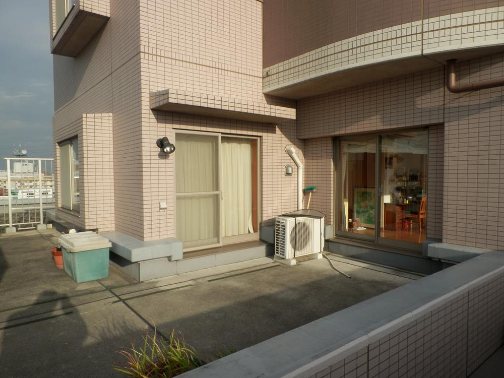 Balcony. Local (12 May 2013) Shooting. Is a roof balcony adjacent to the living room.