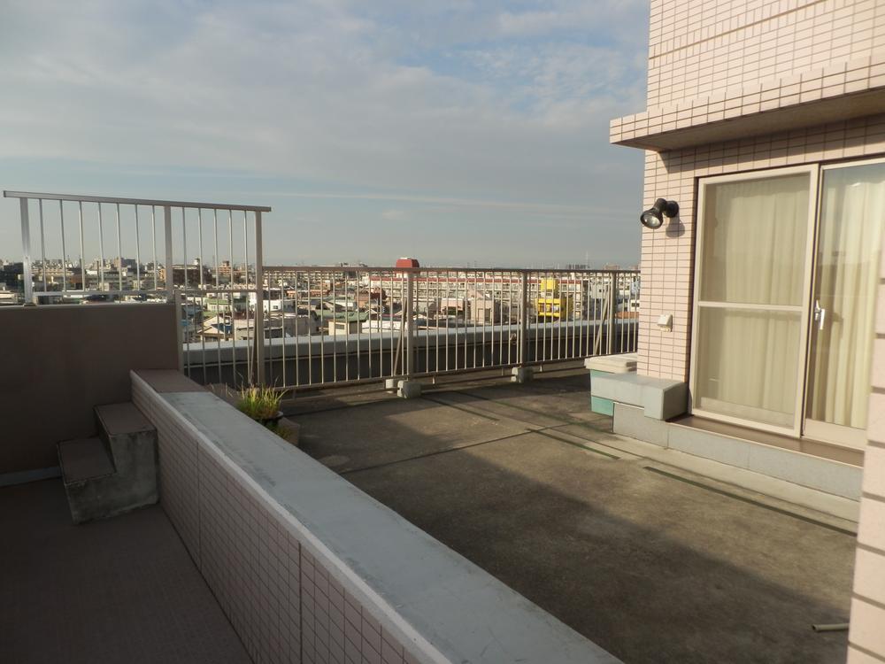 Balcony. Local (12 May 2013) Shooting. 28.49 is a roof balcony of sq m.