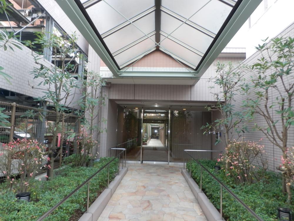 Other common areas. Common areas. It is a passage in the building.