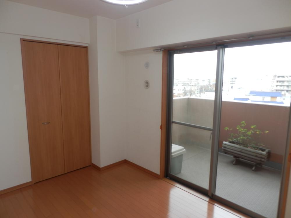 Non-living room. Indoor (12 May 2013) Shooting. Western-style of about 5.0 Pledge equipped with a balcony and storage.