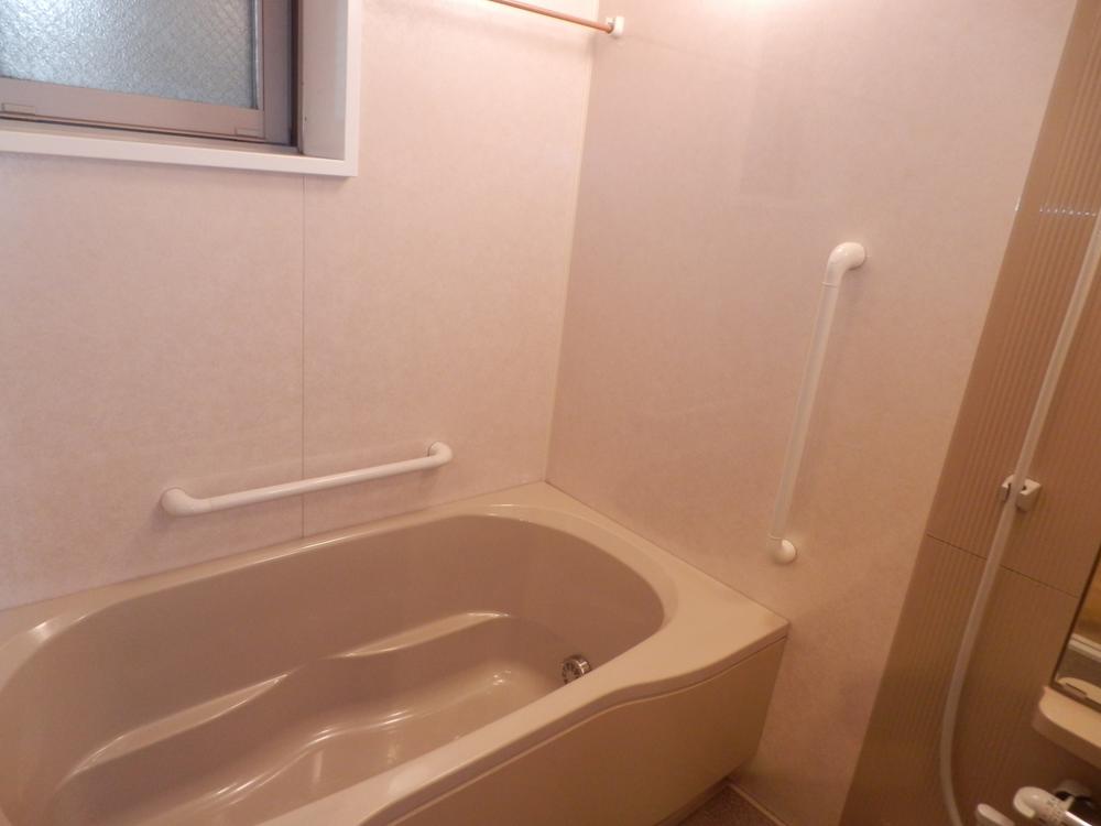 Bathroom. Indoor (12 May 2013) Shooting. It is a bathroom with a window.