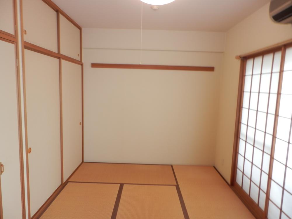 Non-living room. Indoor (12 May 2013) Shooting. Is a Japanese-style room adjacent to the living room.