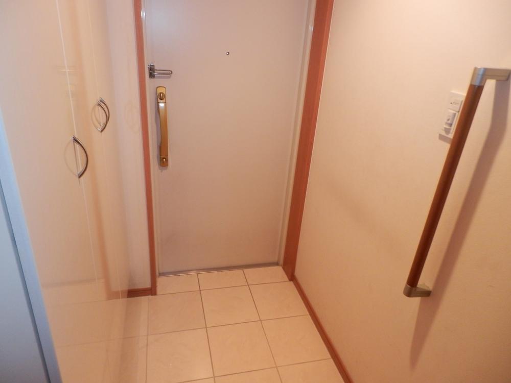 Entrance. Local (12 May 2013) Shooting. It is marked with the entrance of the housing and the handrail.