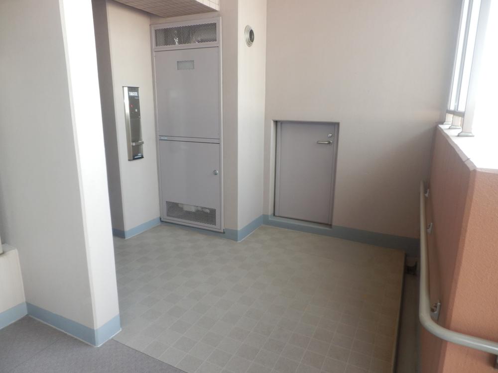 Entrance. Local (12 May 2013) Shooting. 6.57 is the front of the entrance marked with alcove of sq m.