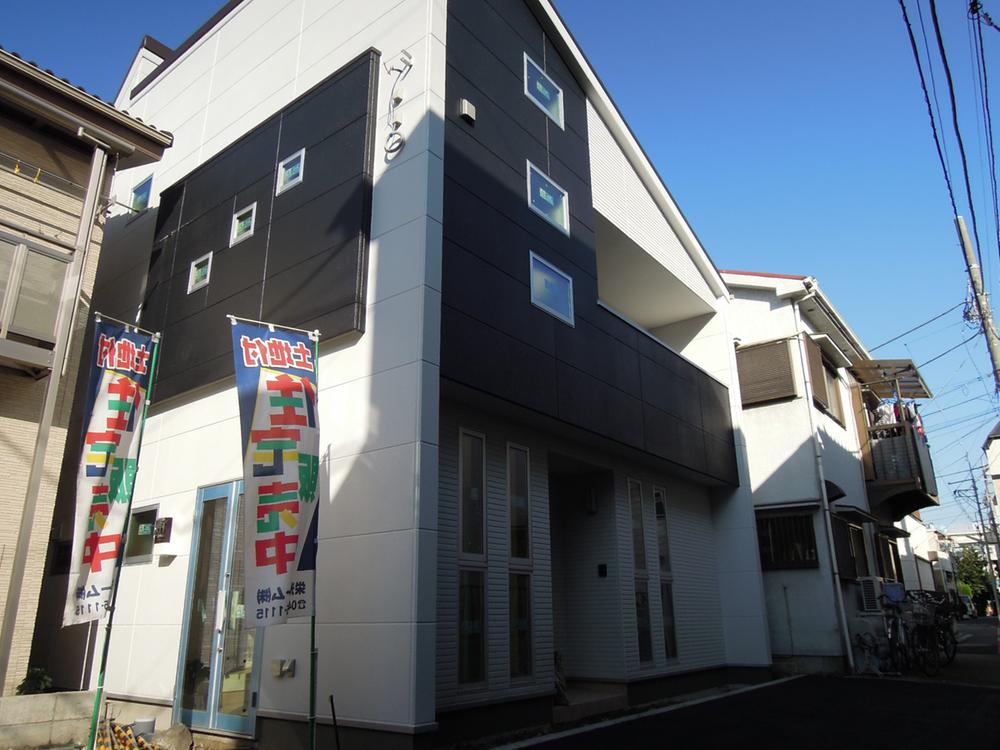 Local photos, including front road. Local (11 May 2013) Shooting