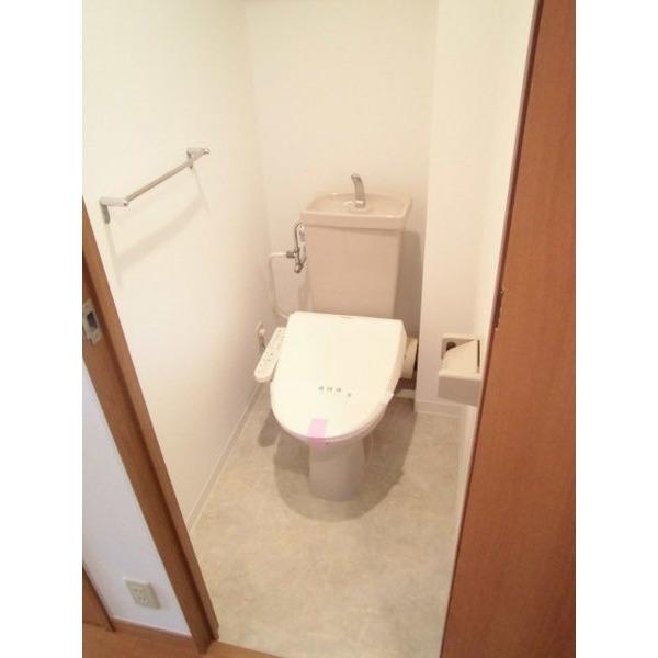 Toilet. Indoor (11 May 2013) Shooting