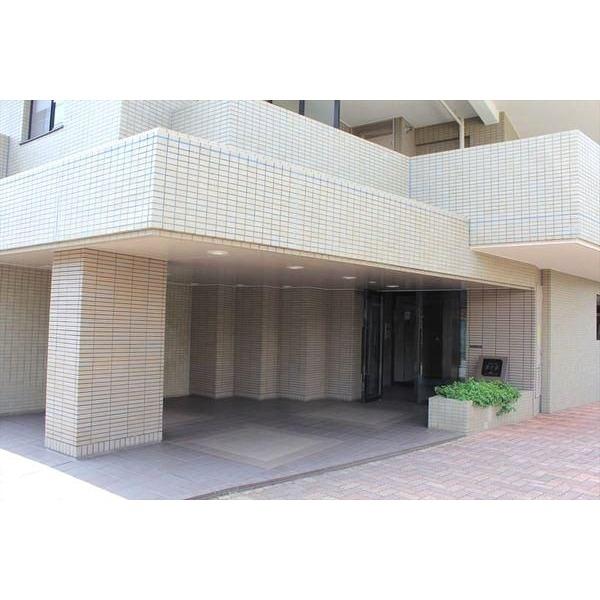 Entrance. Common areas