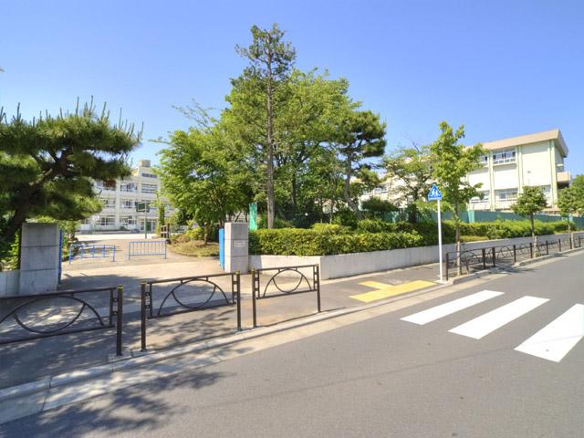 Primary school. 880m to Katsushika Ward solder Elementary School