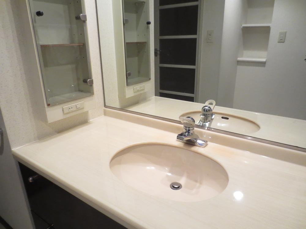 Wash basin, toilet. Washroom (October 2013) Shooting