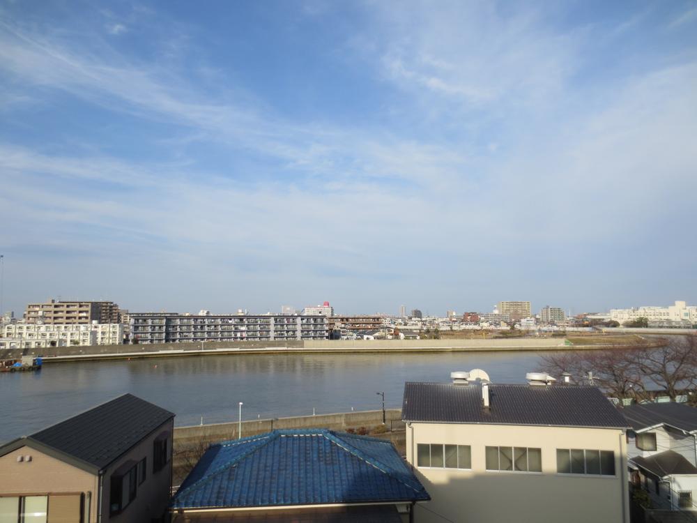 View photos from the dwelling unit. View from the roof balcony (January 2014) Shooting