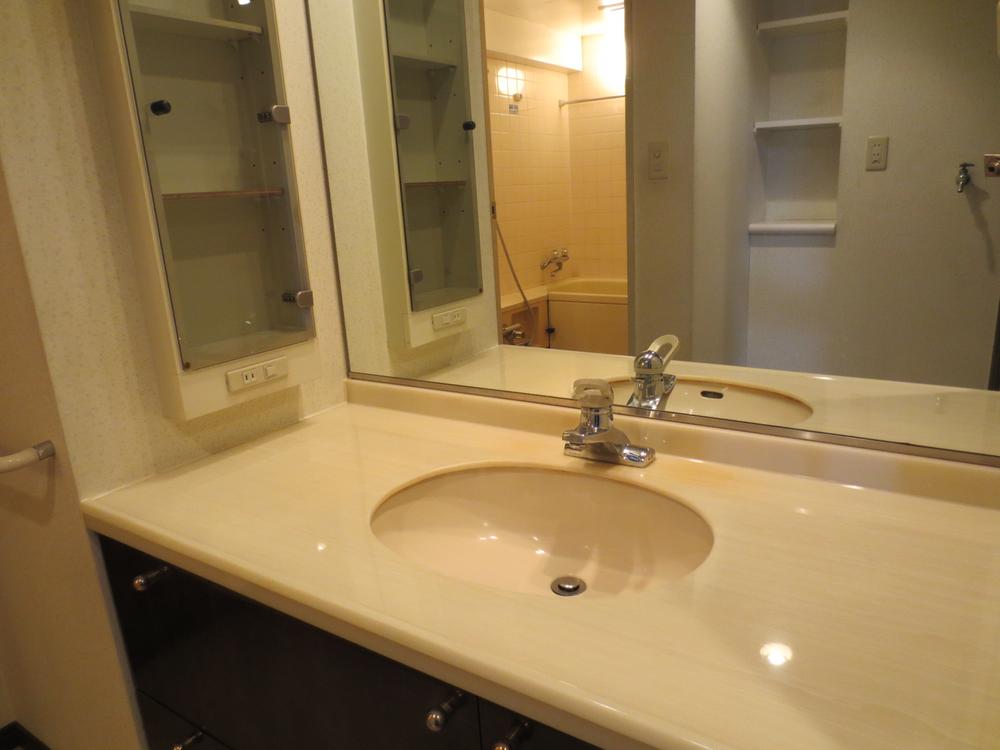 Wash basin, toilet. Indoor (January 2014) Shooting