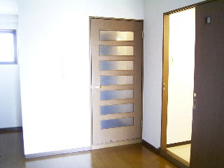 Kitchen. Is a door from the kitchen to the front door