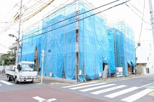 Local appearance photo. Sunny local under construction. 