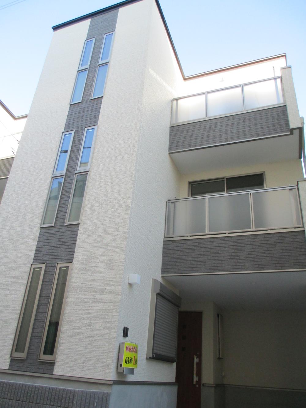 Local appearance photo. But it is facing south, Because the opposite of the front road of 4m there is a three-story building, This season, 1 ・ Day to the second floor, It is a little tough. Please check in at the time of the guidance with respect to day.