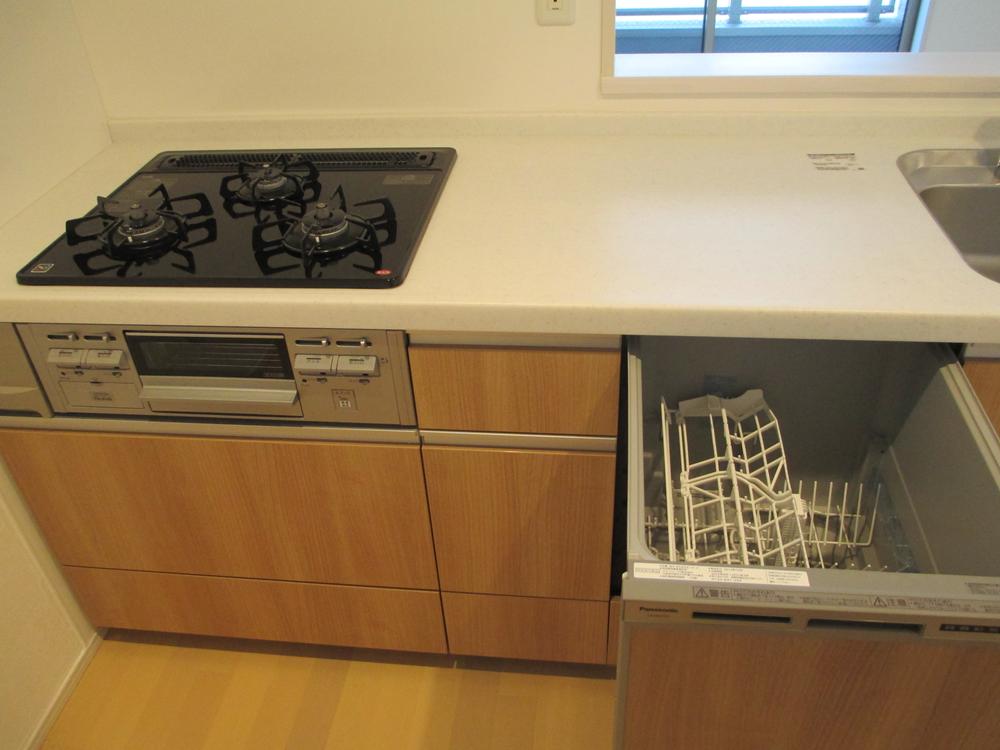 Kitchen. 3-neck glass stove, Grill one side grilled. Dishwasher, Although it is said that "consumer electronics NO.1 you do not use.", It will be water-saving if it is used properly,.