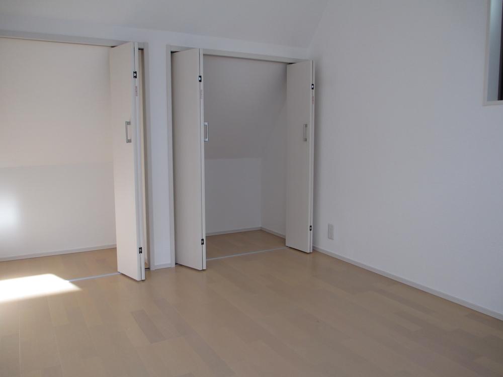 Receipt. Of the third floor Western-style 5.4 quires storage. Because there is a slope on the ceiling, Some of the height can not be accommodated. Please check at the time of the guidance.