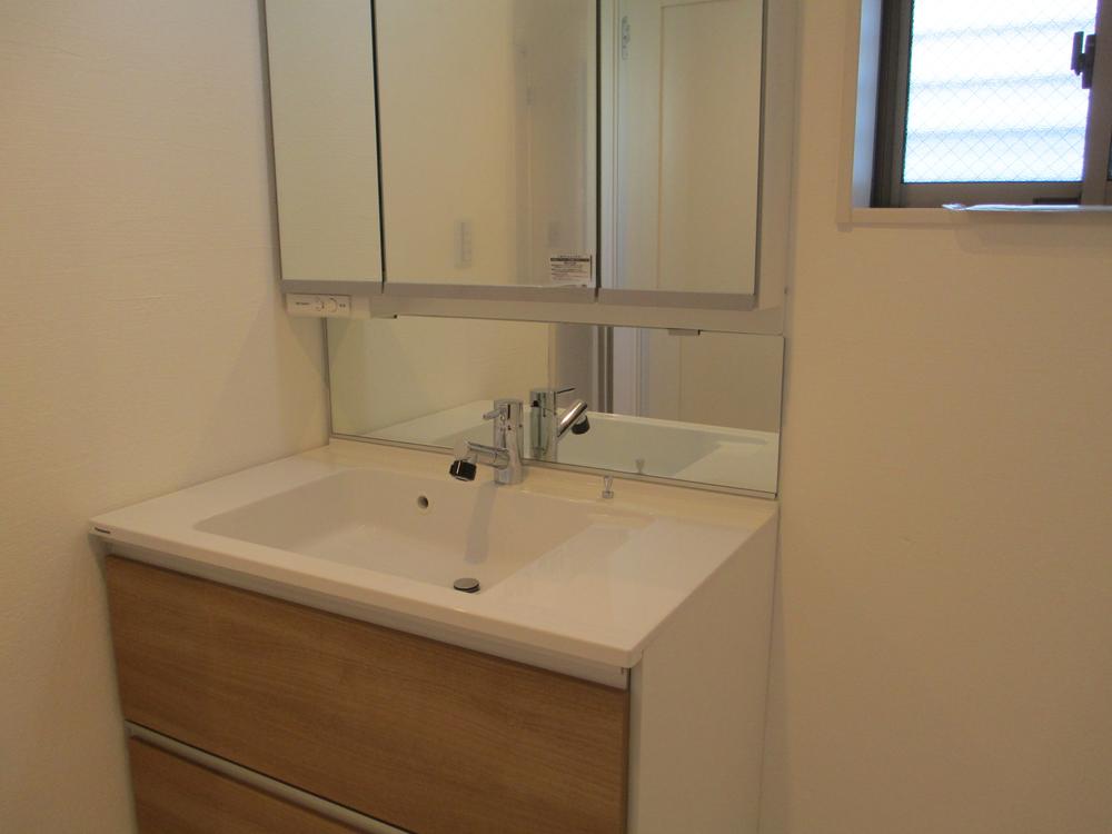 Wash basin, toilet. Washbasin with shower