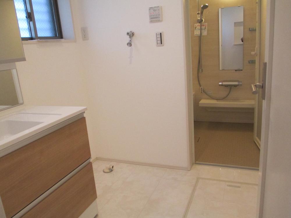 Wash basin, toilet. Dressing room was spacious ・ Laundry Area