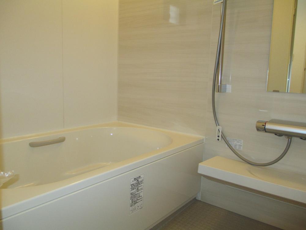 Bathroom. The entrance is a barrier-free. Dated bathroom dryer, Washing and drying also safe on a rainy day.