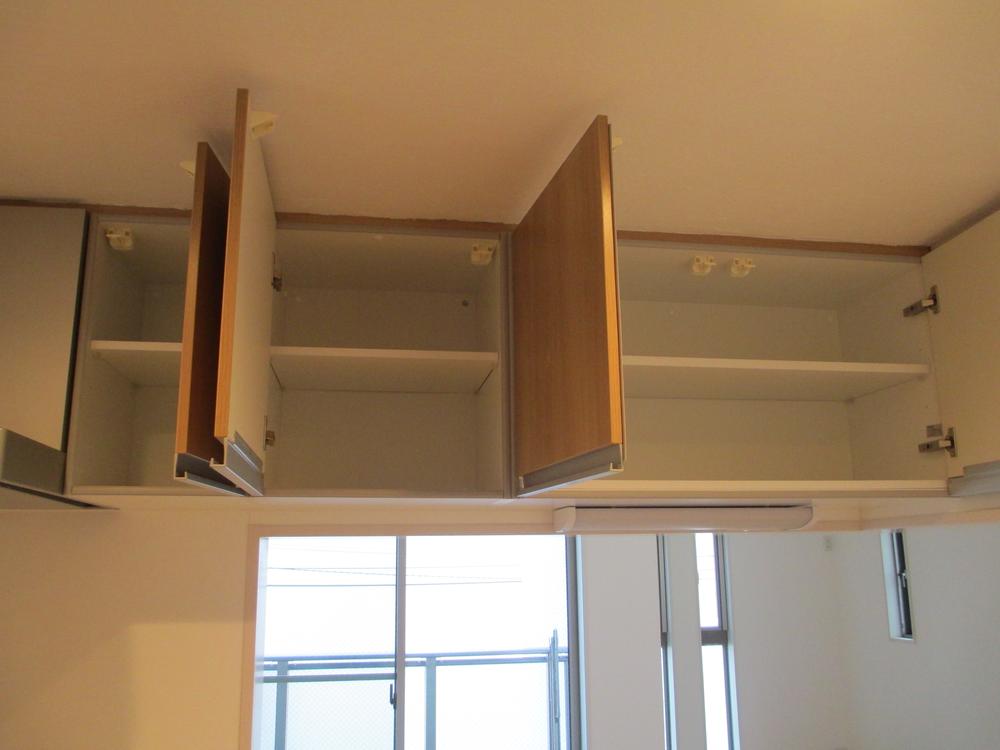 Kitchen. Storage is plenty of kitchen shelf cupboard. Because we do not have down Wall arrived, If you wish, we will present a stepladder in the Company.