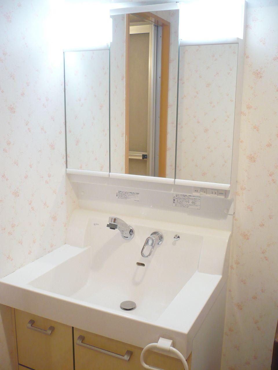 Wash basin, toilet. Wash basin