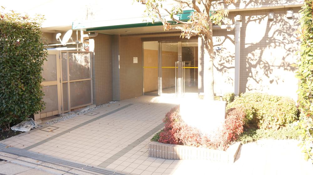 Entrance. Local (12 May 2013) Shooting