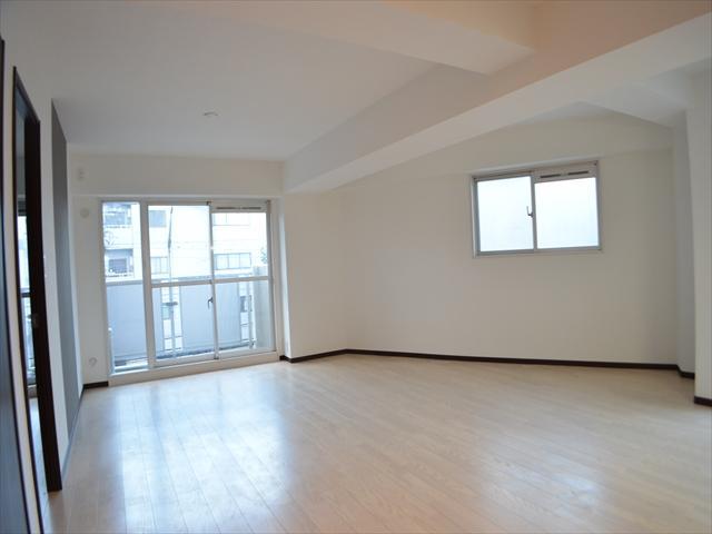 Living. Spacious LDK is about 21 quires a three-direction