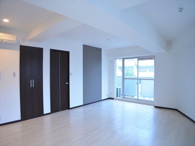 Living. Bright three direction room