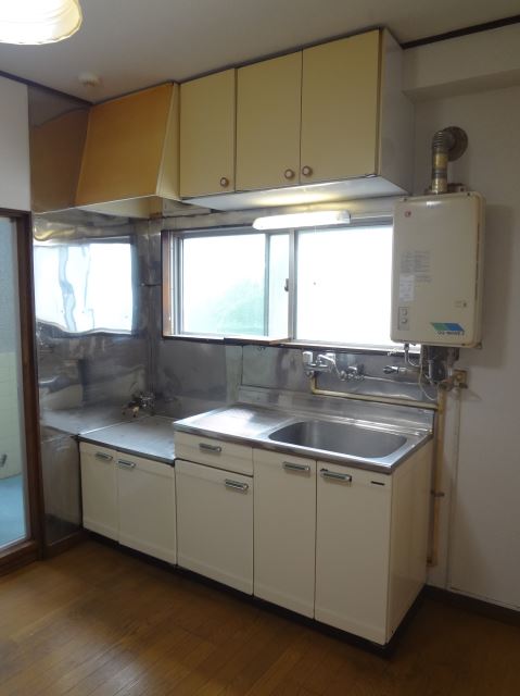 Kitchen. 4.5 Pledge housed in a room is one side.