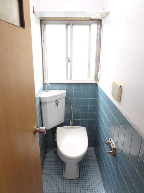 Toilet. Two-burner stove is can be installed.