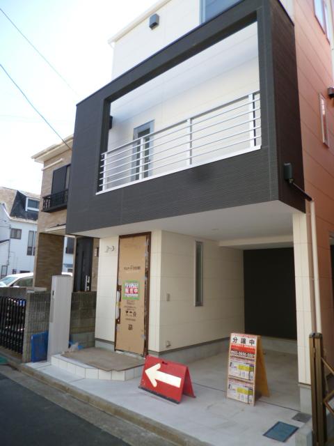 Local appearance photo. Design is a specification with parking