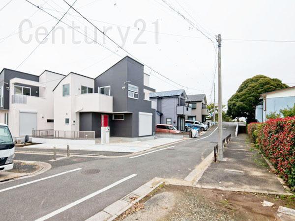 Local photos, including front road. Overall