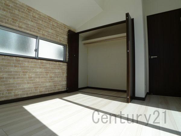 Non-living room. 1 Building