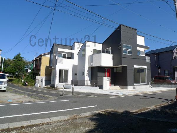 Local photos, including front road. Overall