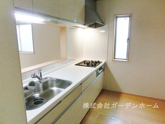 Kitchen. ■ Popular face-to-face system kitchen to wife ■