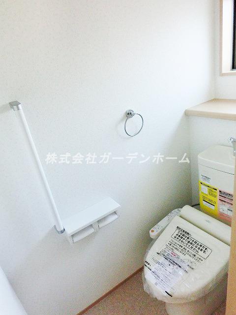 Toilet. ■ Because there restroom also two places, I am happy is such a busy morning ■