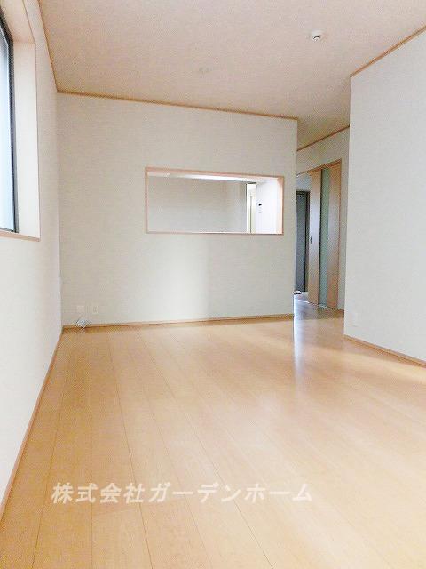 Living. ■ Wider family of smile in the bright living room ■