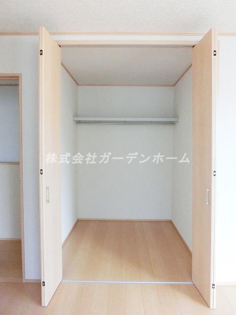 Receipt. ■ Boast of a walk-in closet ■